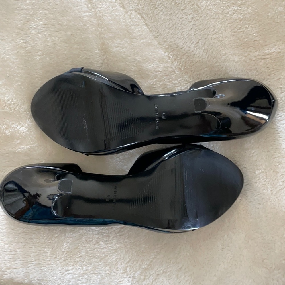 Black patent peep toe pumps. - Picture 5 of 6